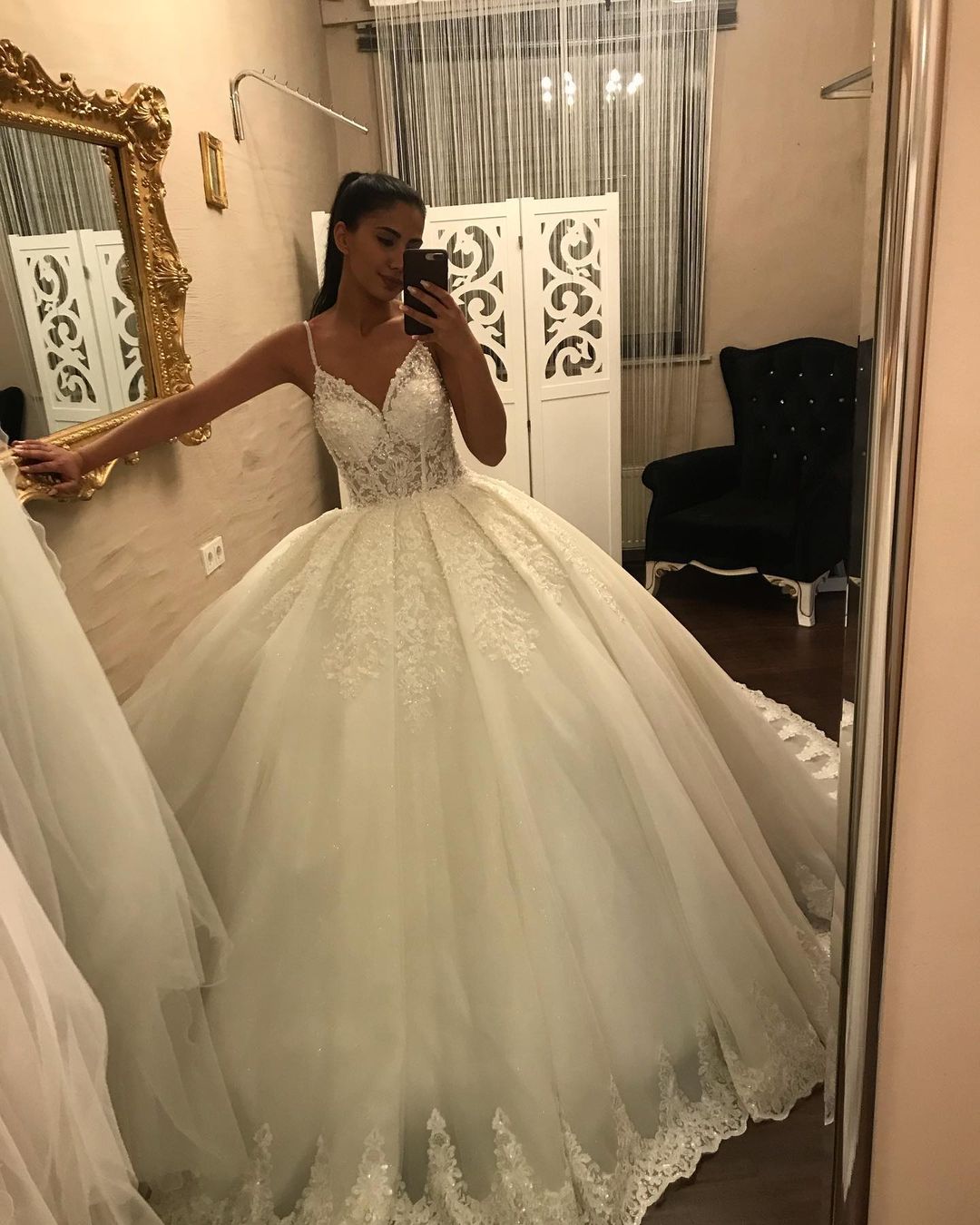 Langes Ballkleid mit V-Ausschnitt und Spaghettiträgern, Applikationen, Spitze und Tüll