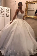 Langes Ballkleid mit V-Ausschnitt und Spaghettiträgern, Applikationen, Spitze und Tüll