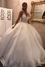 Langes Ballkleid mit V-Ausschnitt und Spaghettiträgern, Applikationen, Spitze und Tüll