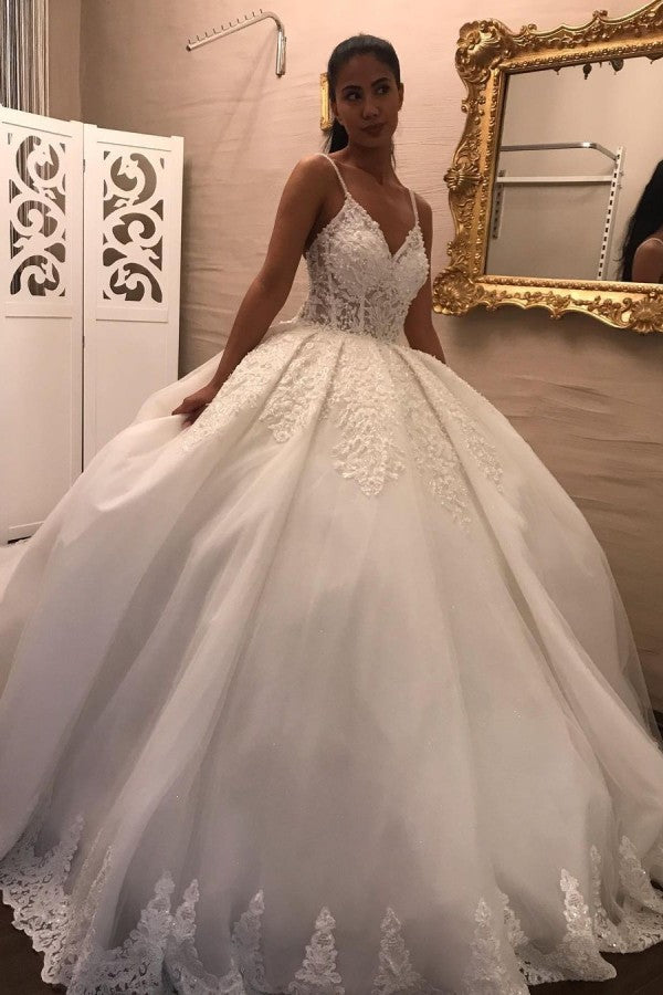 Langes Ballkleid mit V-Ausschnitt und Spaghettiträgern, Applikationen, Spitze und Tüll