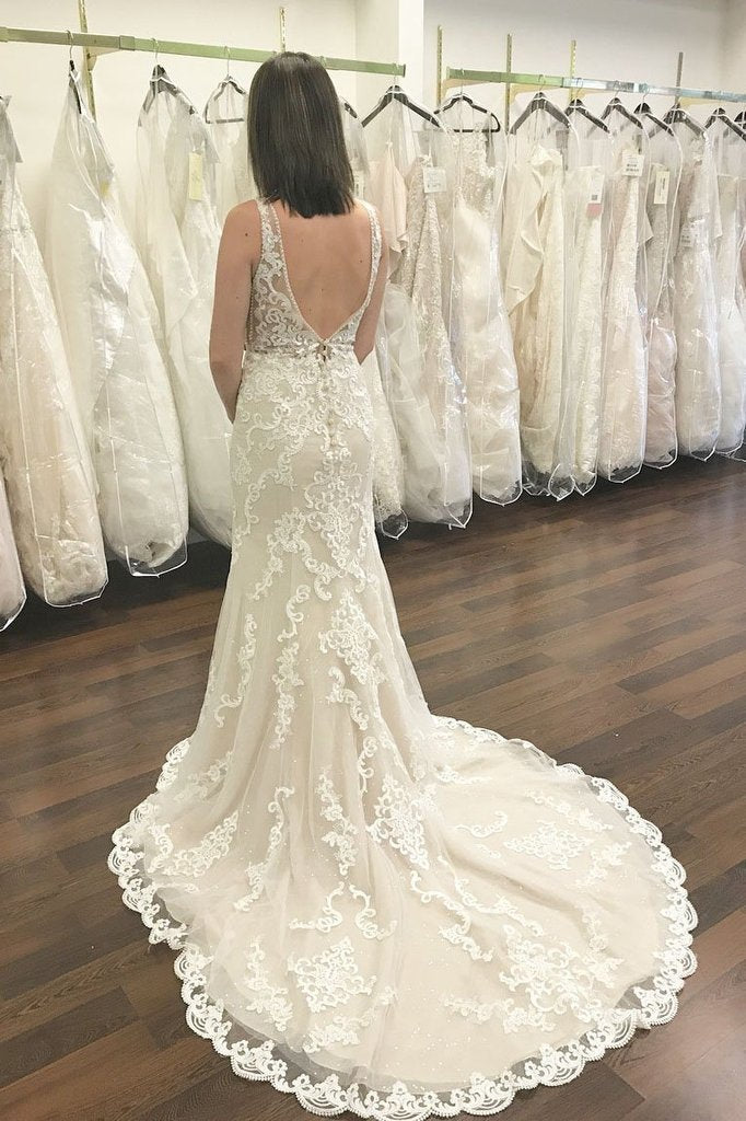 Vestido de novia sirena con escote en V largo, tirantes anchos, encaje y espalda abierta