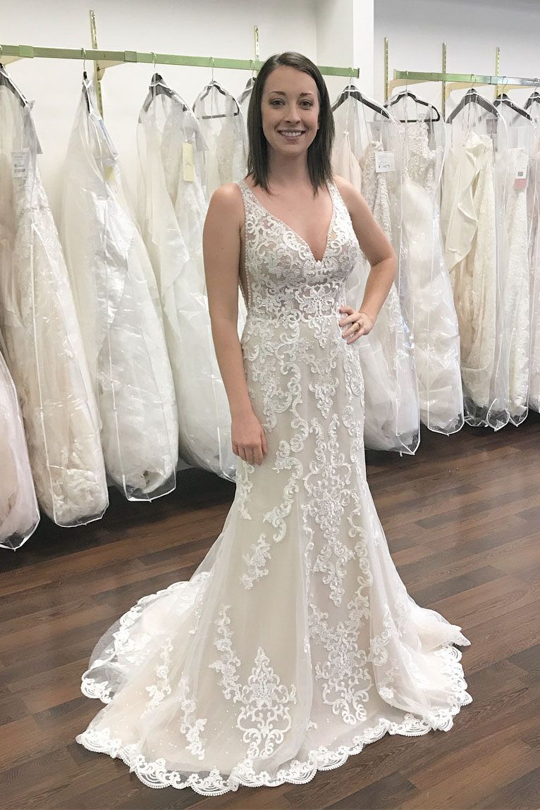 Vestido de novia sirena con escote en V largo, tirantes anchos, encaje y espalda abierta