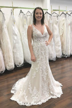 Vestido de novia sirena con escote en V largo, tirantes anchos, encaje y espalda abierta