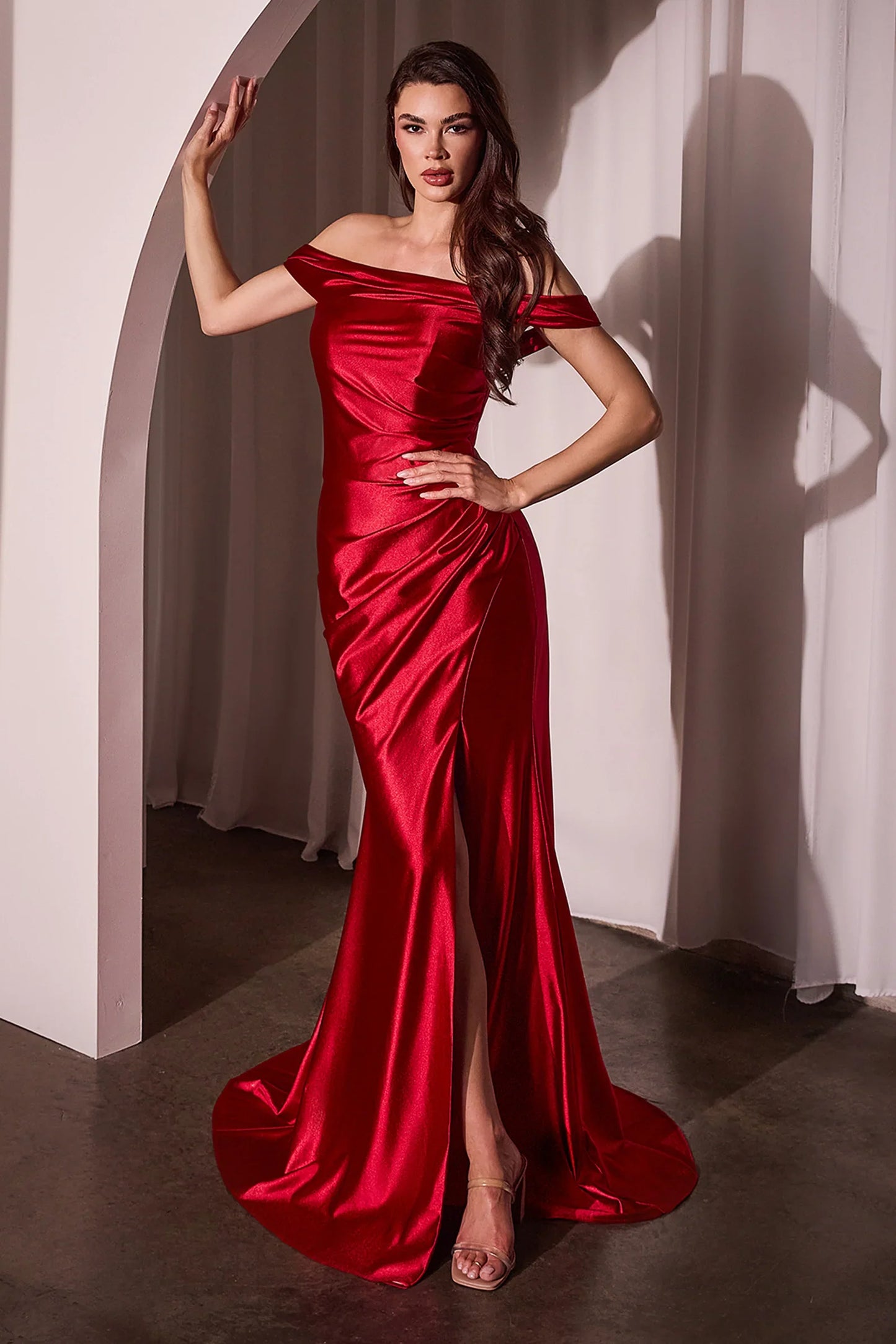 langes schulterfreies Abendkleid mit Schleppe