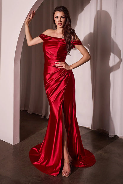langes schulterfreies Abendkleid mit Schleppe