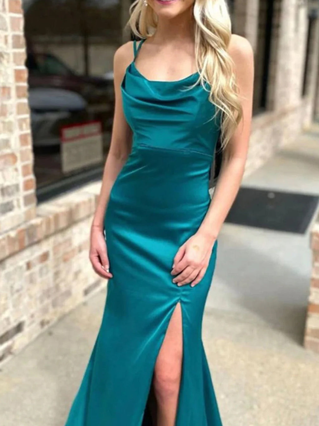 Loula | Vestido de fiesta largo de sirena de satén con tirantes finos en rosa y abertura
