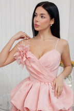 Hermosos vestidos de fiesta cortos de satén con volantes y tirantes finos en color rosa