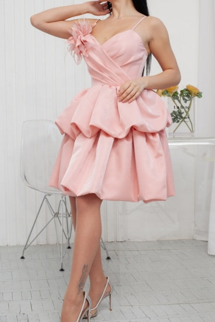 Hermosos vestidos de fiesta cortos de satén con volantes y tirantes finos en color rosa