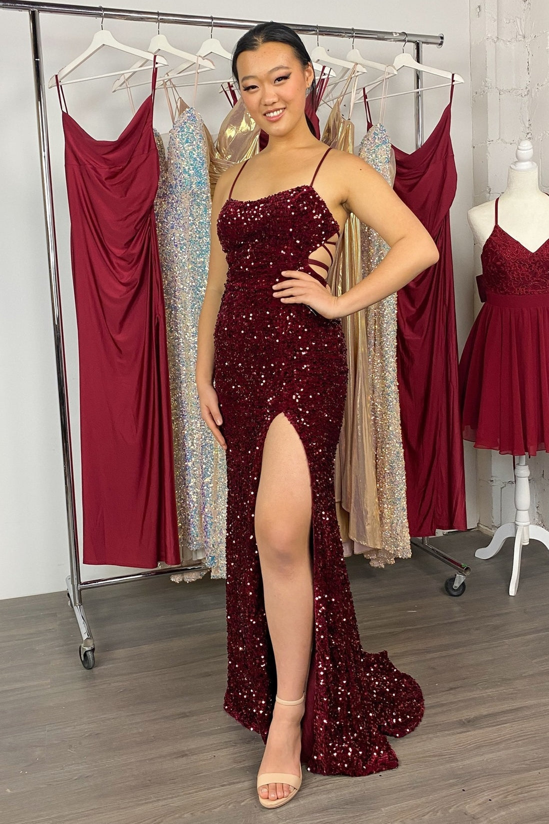 Langes Ballkleid im Meerjungfrau-Stil mit Pailletten, Schnürung am Rücken und Schlitz