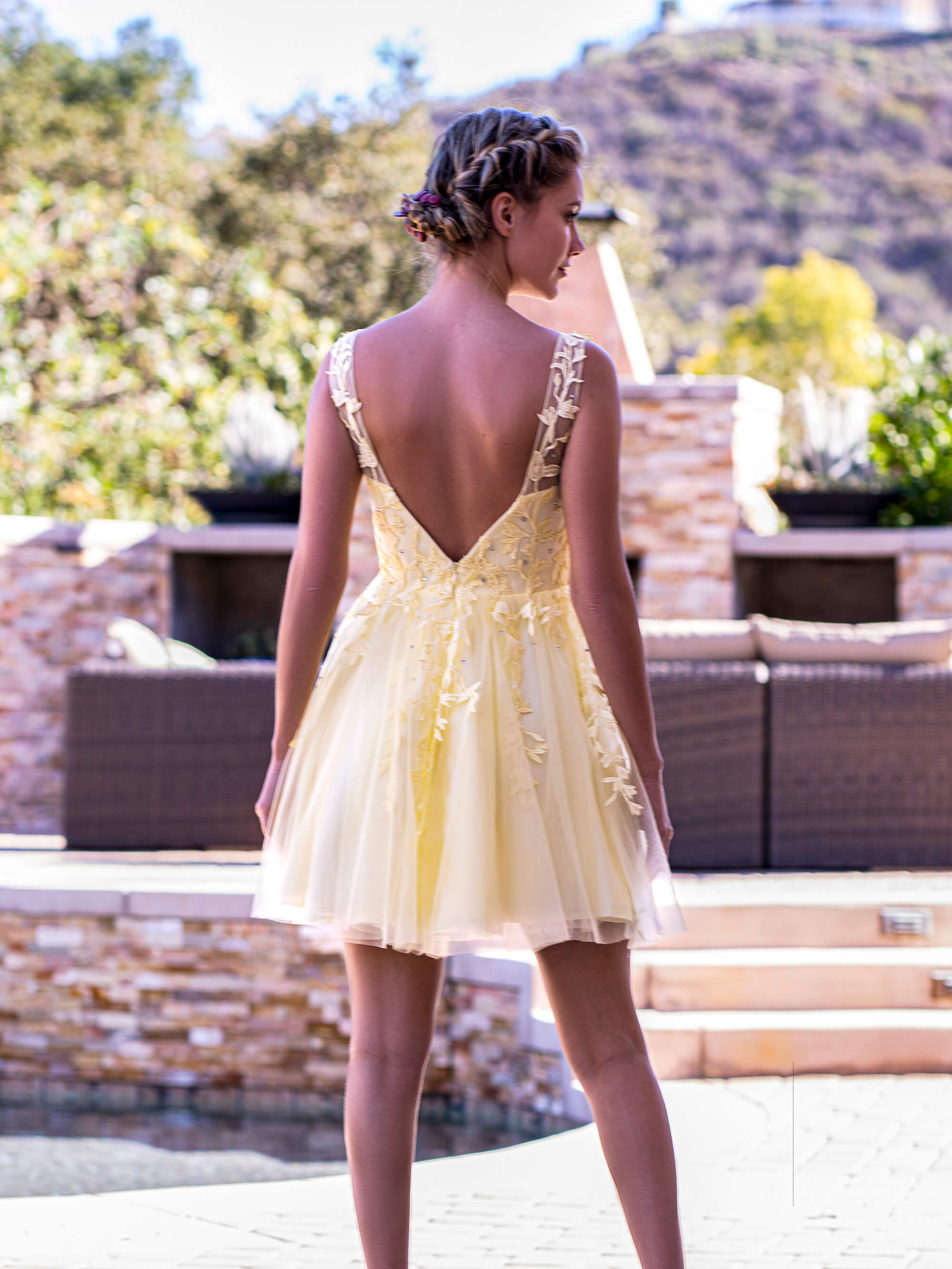 Mini-Heimkehrkleid aus Tüll mit tiefem V-Ausschnitt und Applikationen
