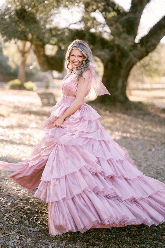 Agosto | Vestido de fiesta largo rosa con escote pronunciado, tirantes finos y capas
