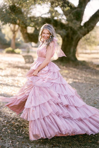 Agosto | Vestido de fiesta largo rosa con escote pronunciado, tirantes finos y capas