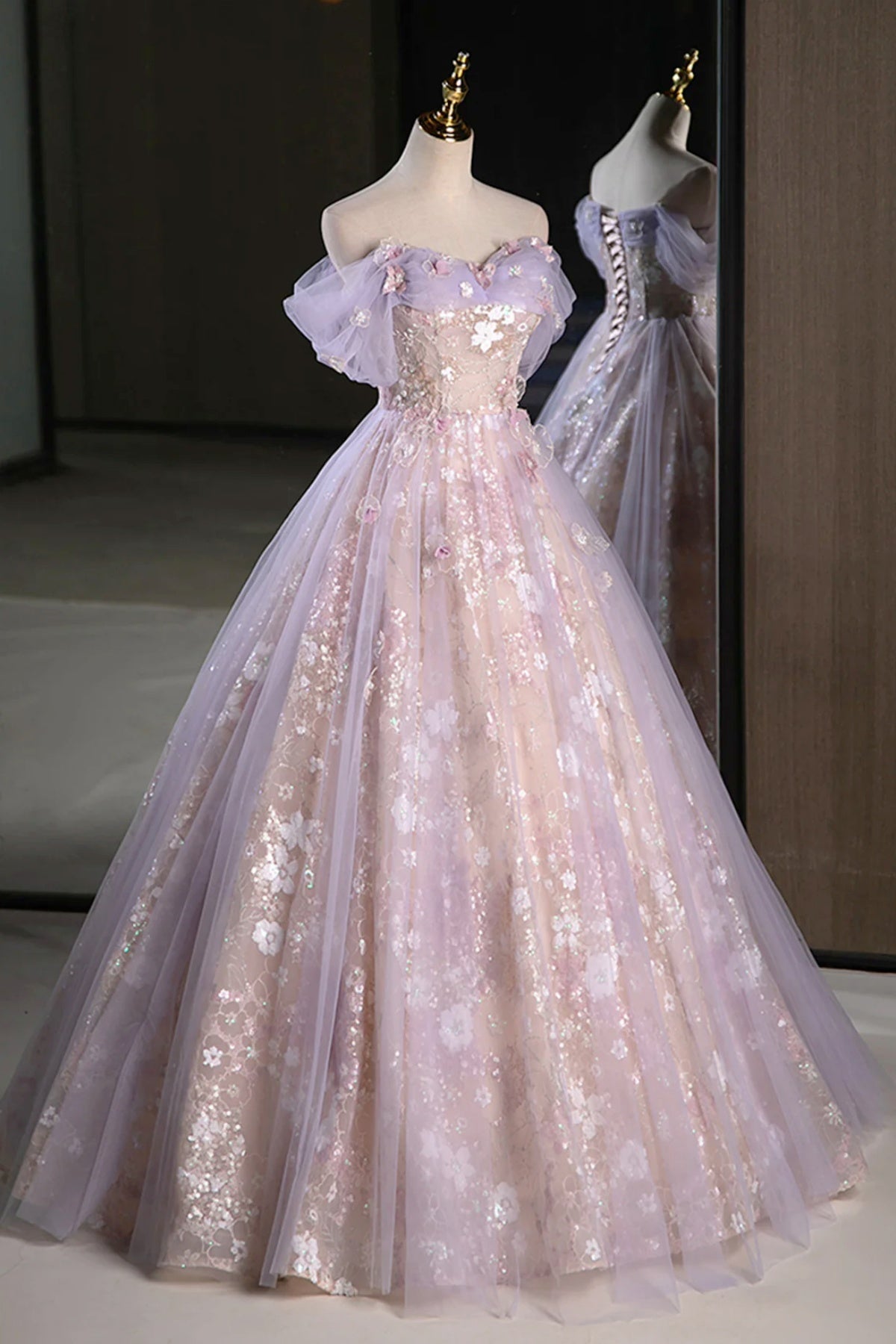 Lucasta | Vestido de fiesta lila de tul con hombros descubiertos y apliques.