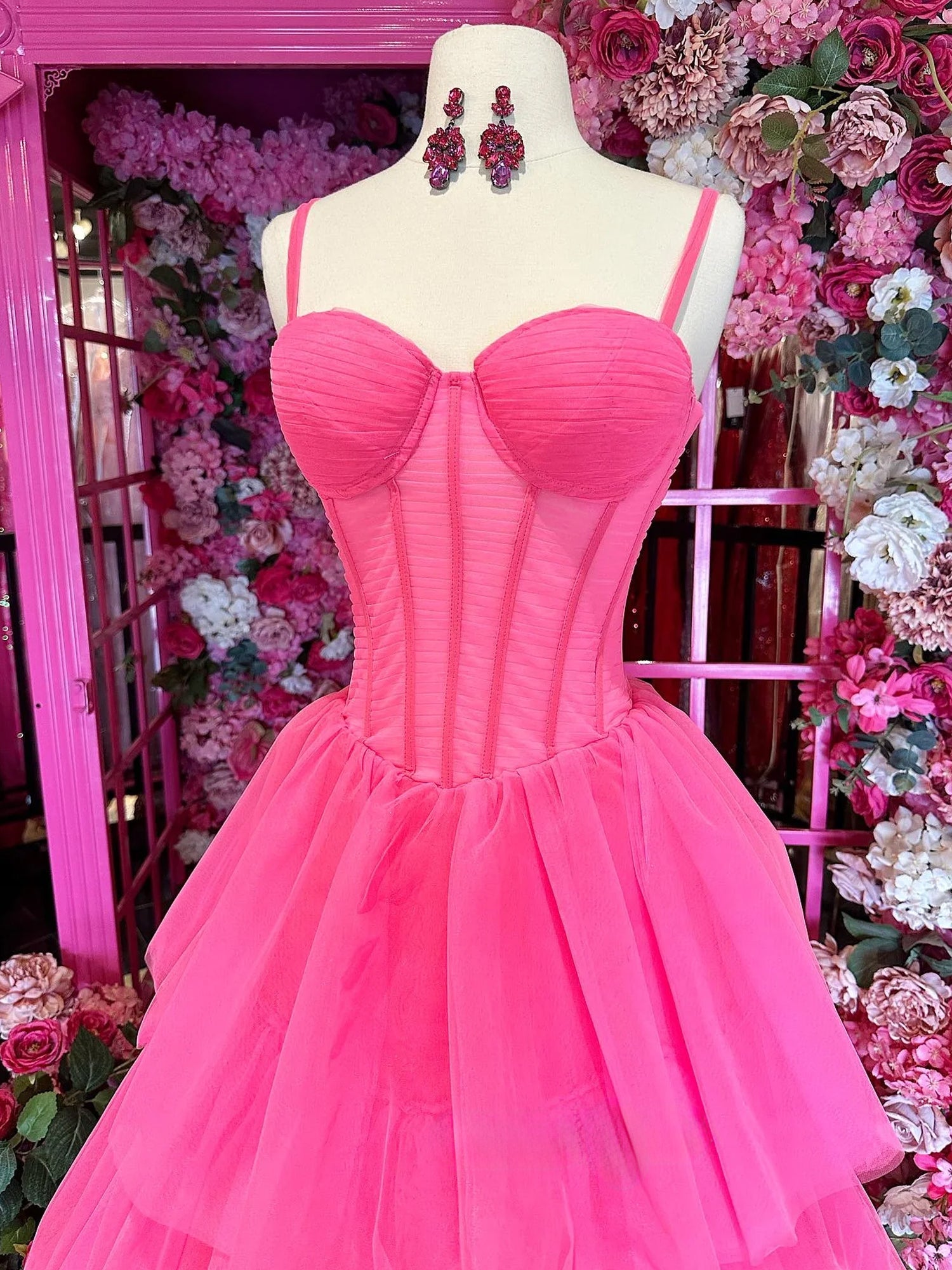 Lula | Vestido de fiesta largo de tul con capas en rosa intenso
