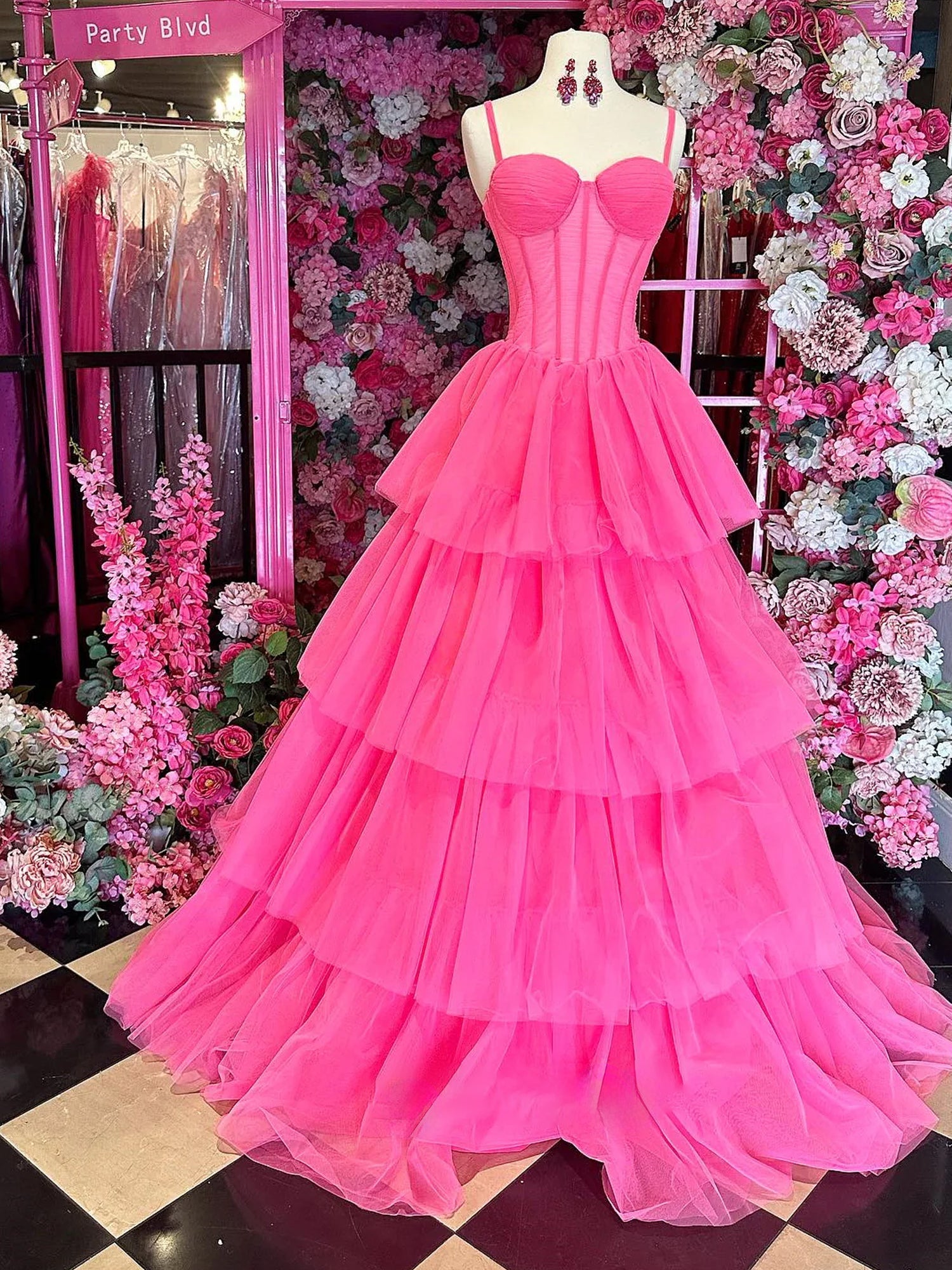 Lula | Vestido de fiesta largo de tul con capas en rosa intenso