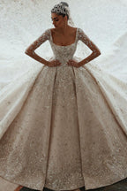 Luxuriöses A-Linien-Brautkleid mit langen Ärmeln und Schleppe