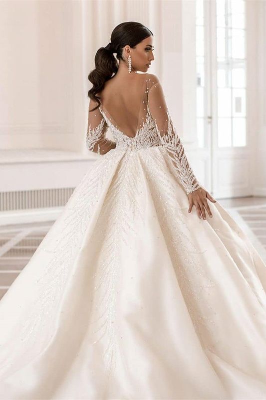 Lujoso vestido de novia de manga larga con delicados abalorios