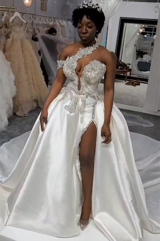 Luxuriöses langes weißes, ärmelloses Brautkleid mit einer Schulter und abnehmbarer Schleppe