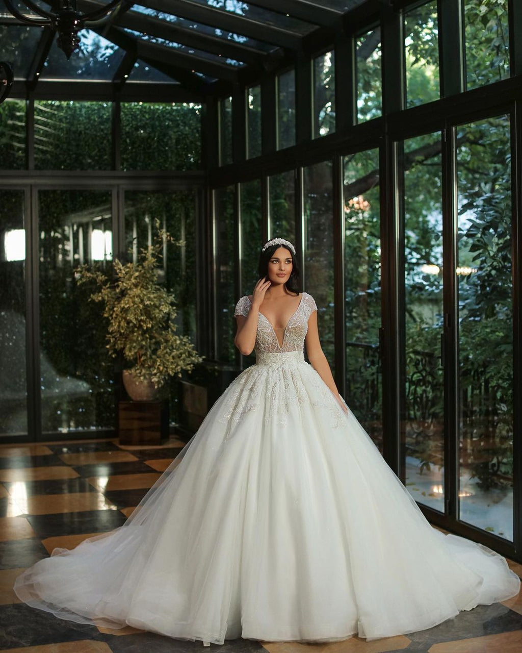 Vestido de novia largo de lujo con escote en V, tul brillante y cuentas, con mangas casquillo