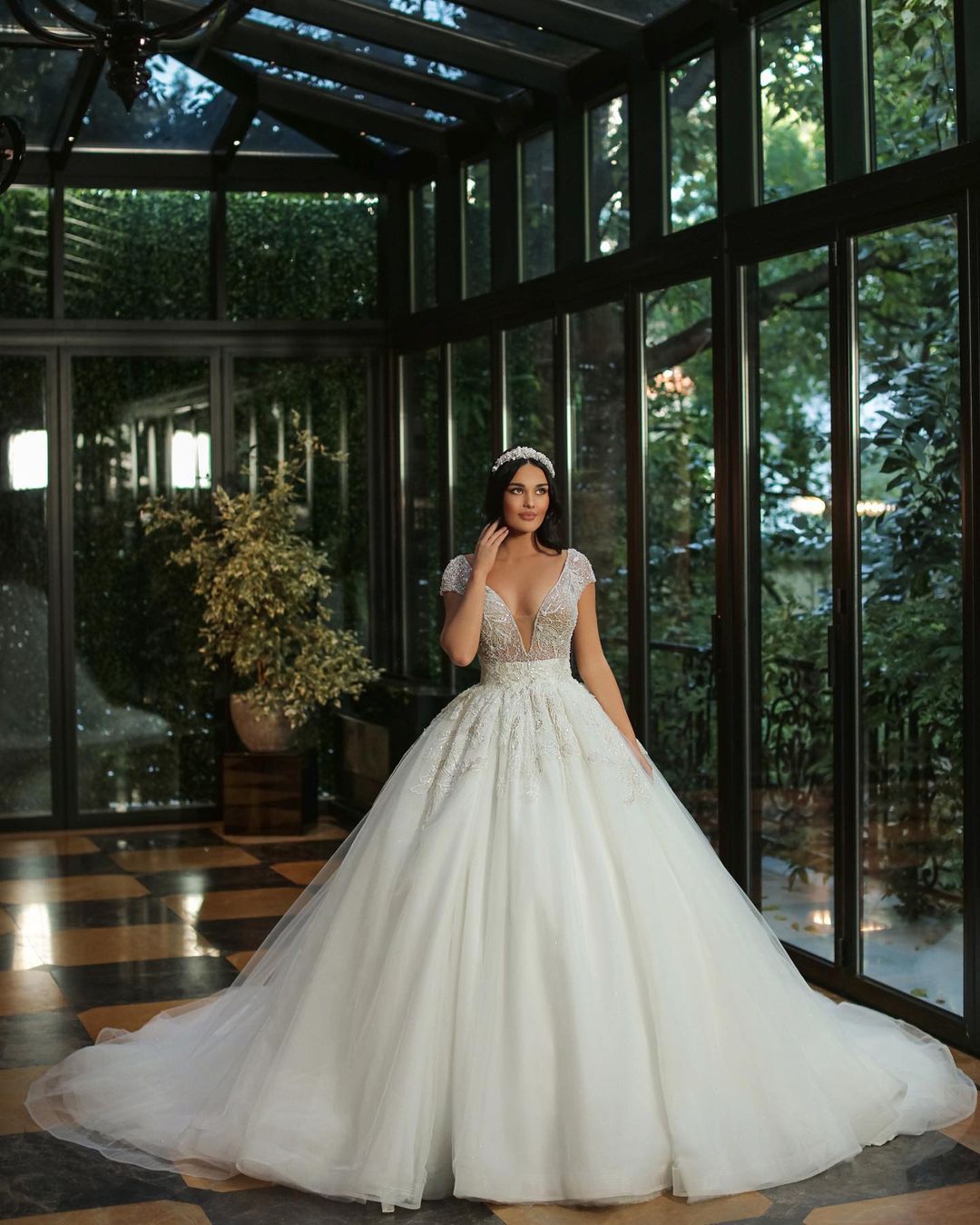 Vestido de novia largo de lujo con escote en V, tul brillante y cuentas, con mangas casquillo