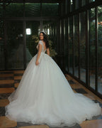 Vestido de novia largo de lujo con escote en V, tul brillante y cuentas, con mangas casquillo