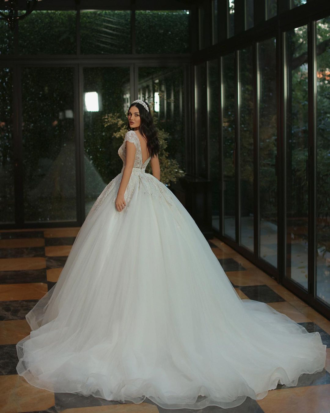 Vestido de novia largo de lujo con escote en V, tul brillante y cuentas, con mangas casquillo