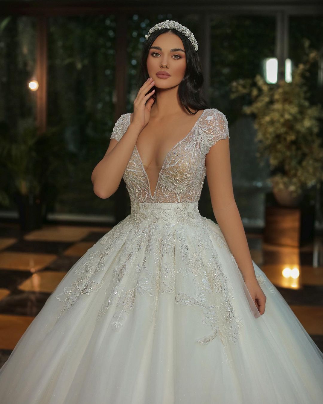 Vestido de novia largo de lujo con escote en V, tul brillante y cuentas, con mangas casquillo