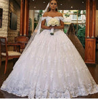 Vestido de novia de lujo con escote halter, encaje y hombros descubiertos, con cola estilo catedral