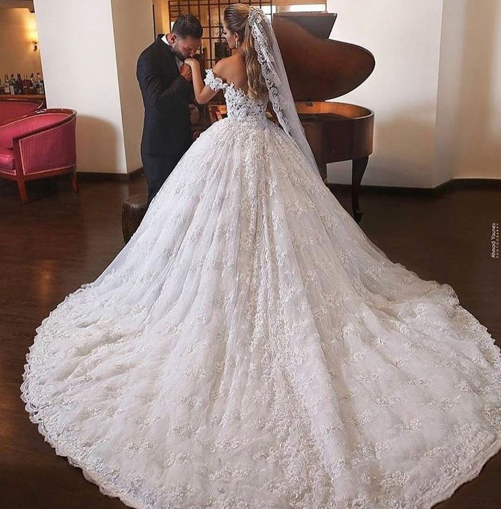 Vestido de novia de lujo con escote halter, encaje y hombros descubiertos, con cola estilo catedral