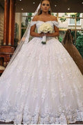 Vestido de novia de lujo con escote halter, encaje y hombros descubiertos, con cola estilo catedral