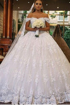 Vestido de novia de lujo con escote halter, encaje y hombros descubiertos, con cola estilo catedral