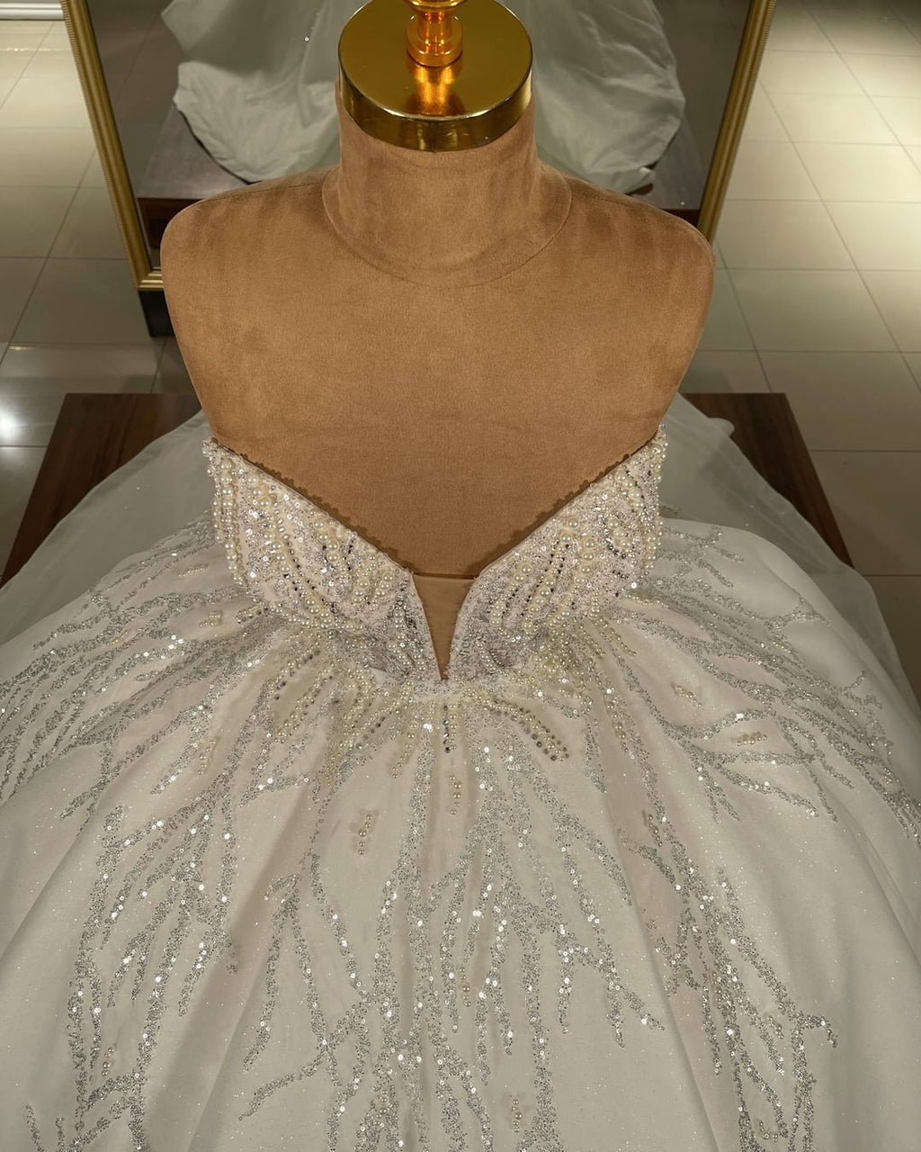 Luxuriöses langes Ballkleid mit Herzausschnitt und Glitzer