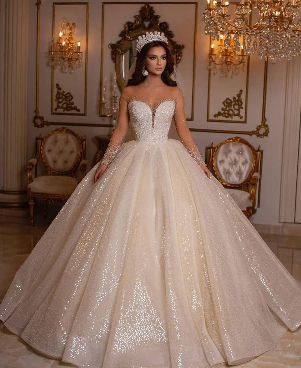 Luxuriöses langes Ballkleid mit Herzausschnitt und glitzernden Ärmeln