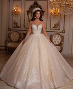 Luxuriöses langes Ballkleid mit Herzausschnitt und glitzernden Ärmeln