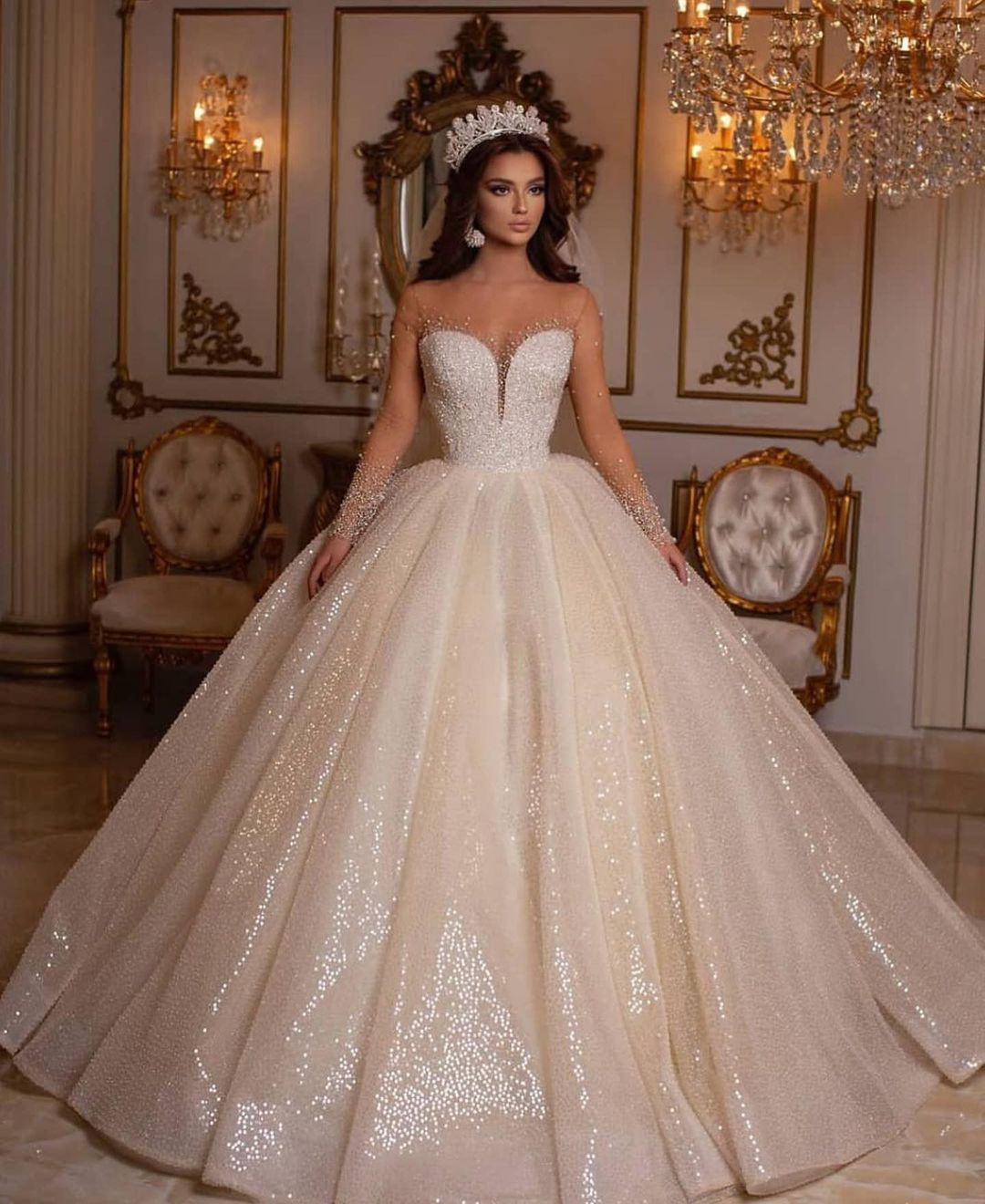 Luxuriöses langes Ballkleid mit Herzausschnitt und glitzernden Ärmeln