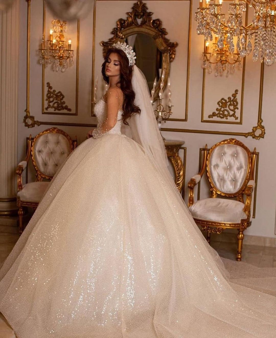 Luxuriöses langes Ballkleid mit Herzausschnitt und glitzernden Ärmeln