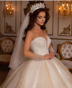Luxuriöses langes Ballkleid mit Herzausschnitt und glitzernden Ärmeln