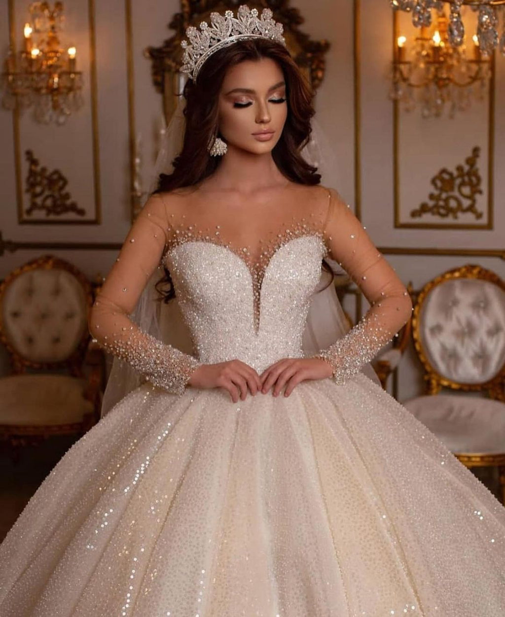 Luxuriöses langes Ballkleid mit Herzausschnitt und glitzernden Ärmeln