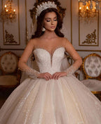 Luxuriöses langes Ballkleid mit Herzausschnitt und glitzernden Ärmeln