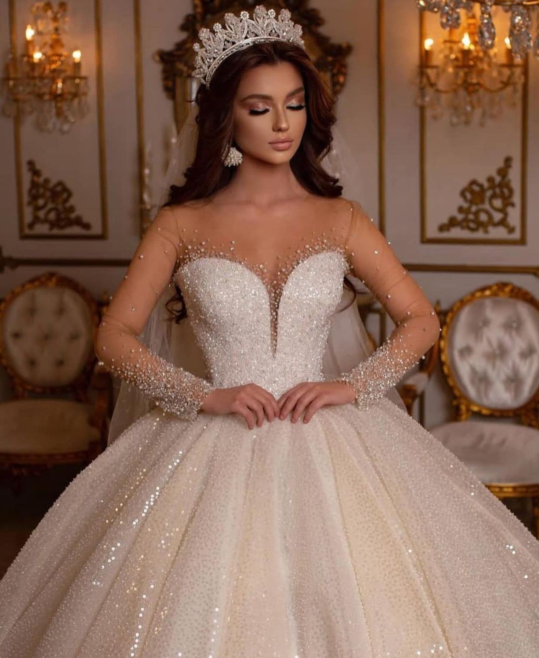 Luxuriöses langes Ballkleid mit Herzausschnitt und glitzernden Ärmeln