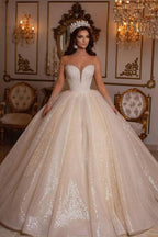 Luxuriöses langes Ballkleid mit Herzausschnitt und glitzernden Ärmeln