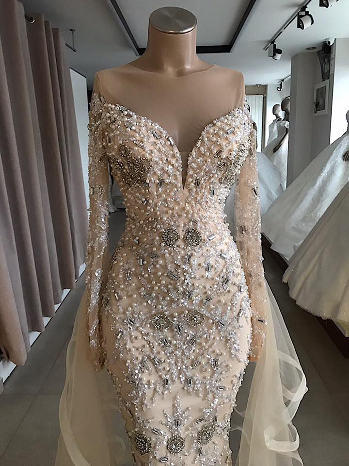 Vestido de fiesta largo de sirena de lujo con hombros descubiertos y mangas