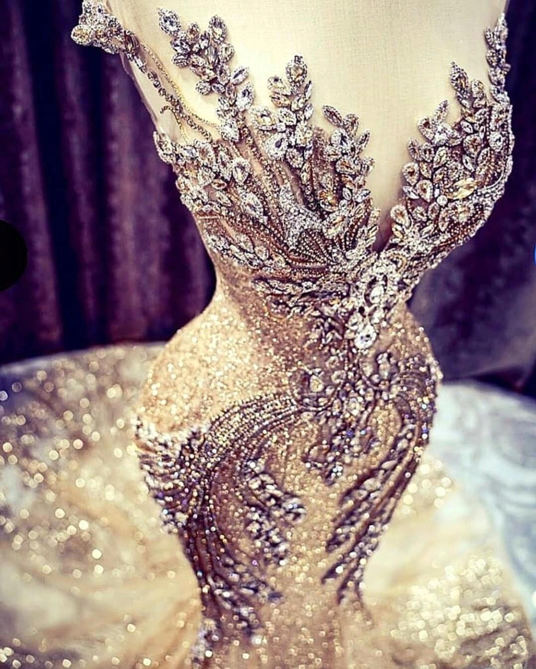 Vestido de fiesta de lujo de tul con escote en V y cuentas de sirena