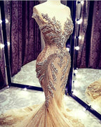 Vestido de fiesta de lujo de tul con escote en V y cuentas de sirena