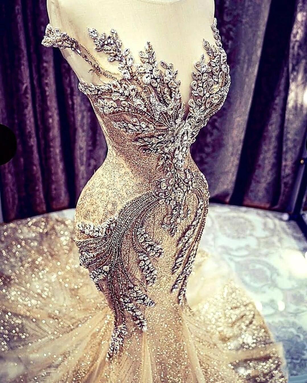 Vestido de fiesta de lujo de tul con escote en V y cuentas de sirena