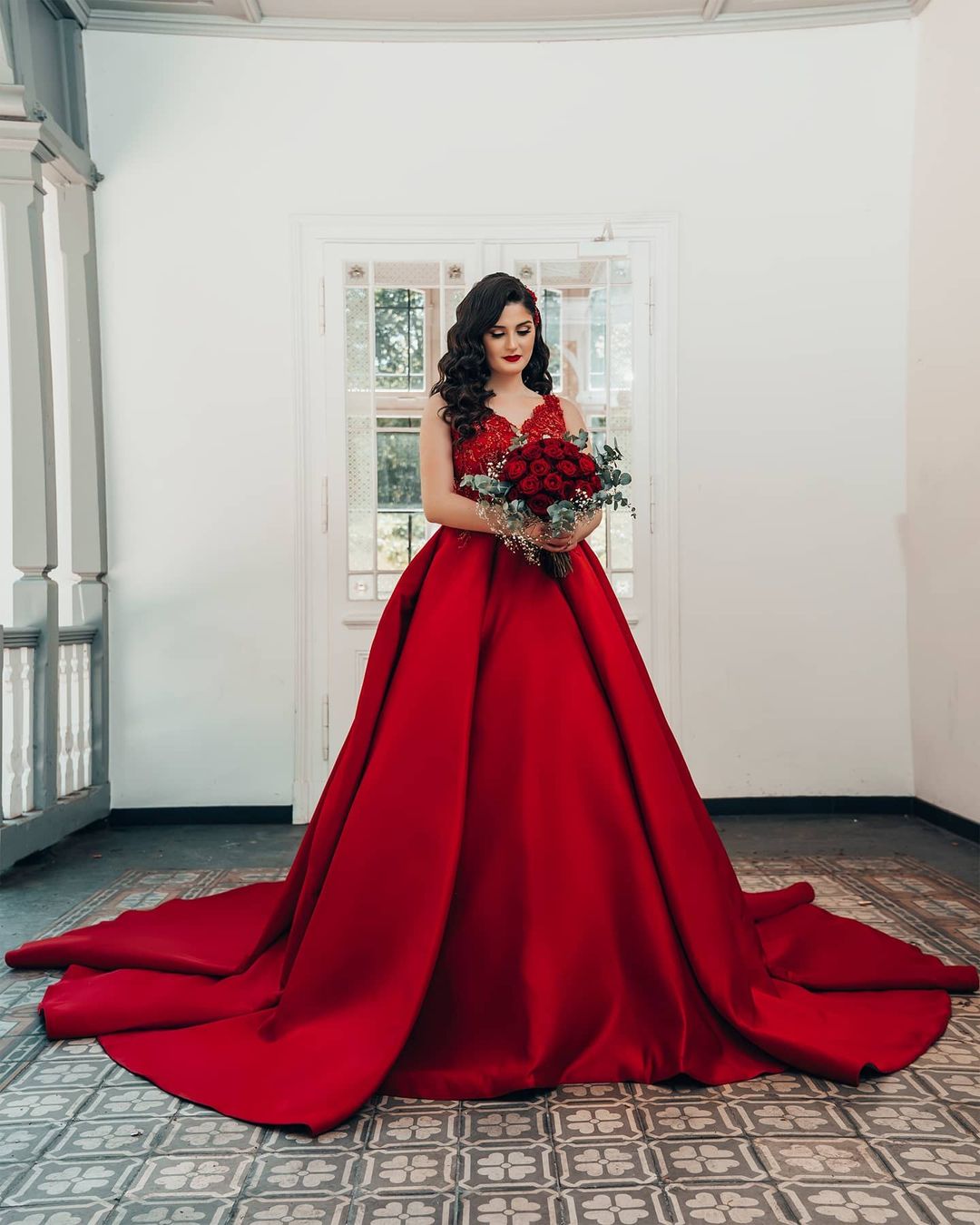 Vestidos de novia de lujo de satén princesa largo con escote en V y encaje