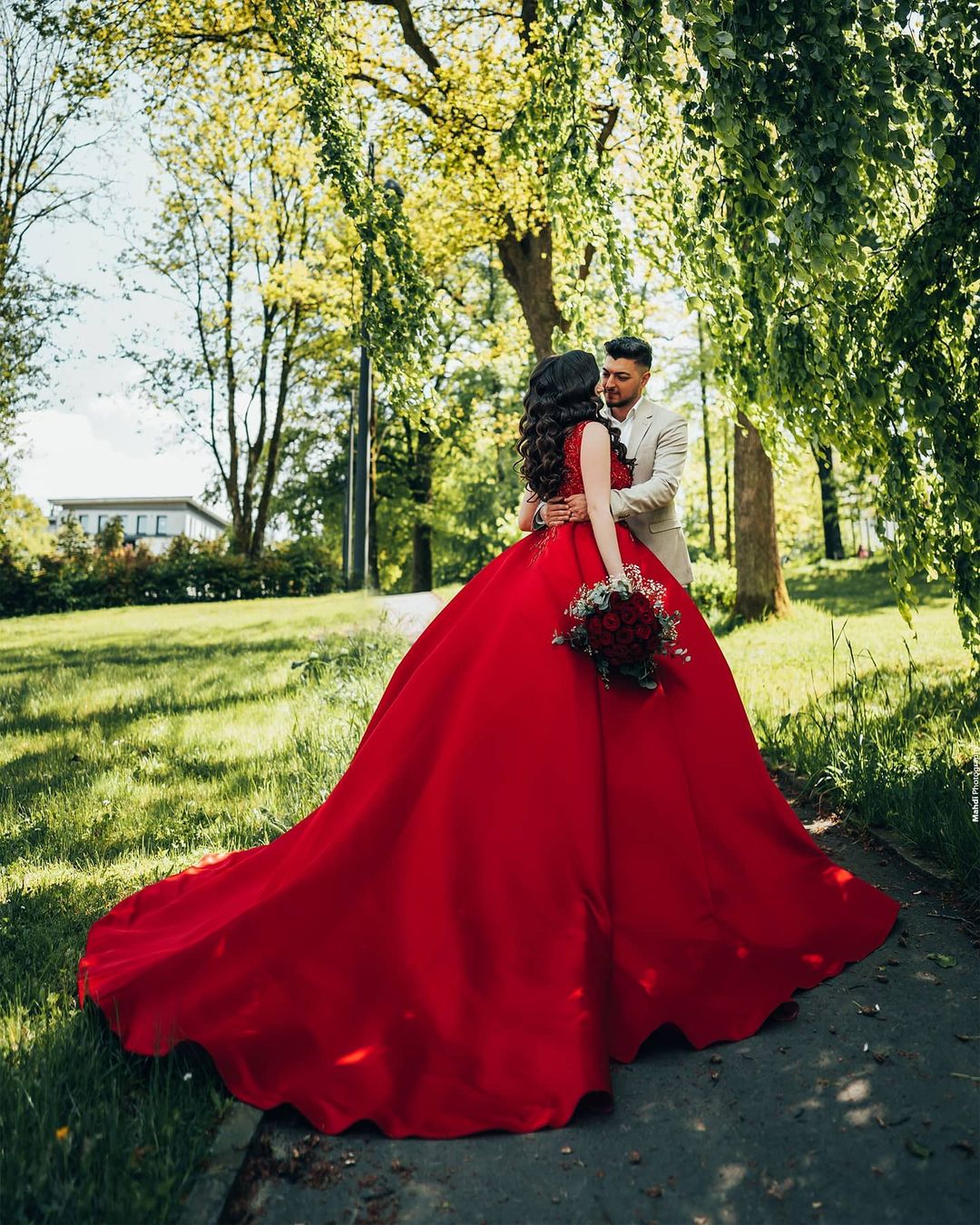 Vestidos de novia de lujo de satén princesa largo con escote en V y encaje