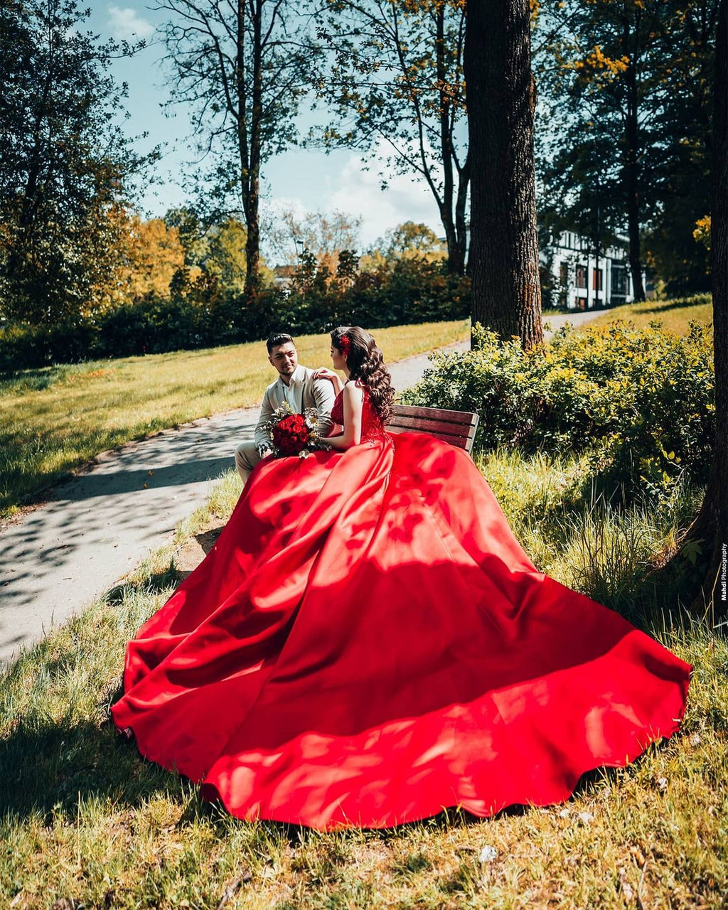 Vestidos de novia de lujo de satén princesa largo con escote en V y encaje