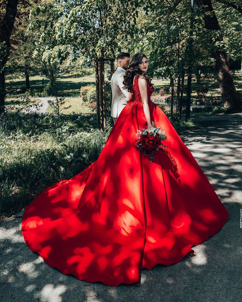 Vestidos de novia de lujo de satén princesa largo con escote en V y encaje