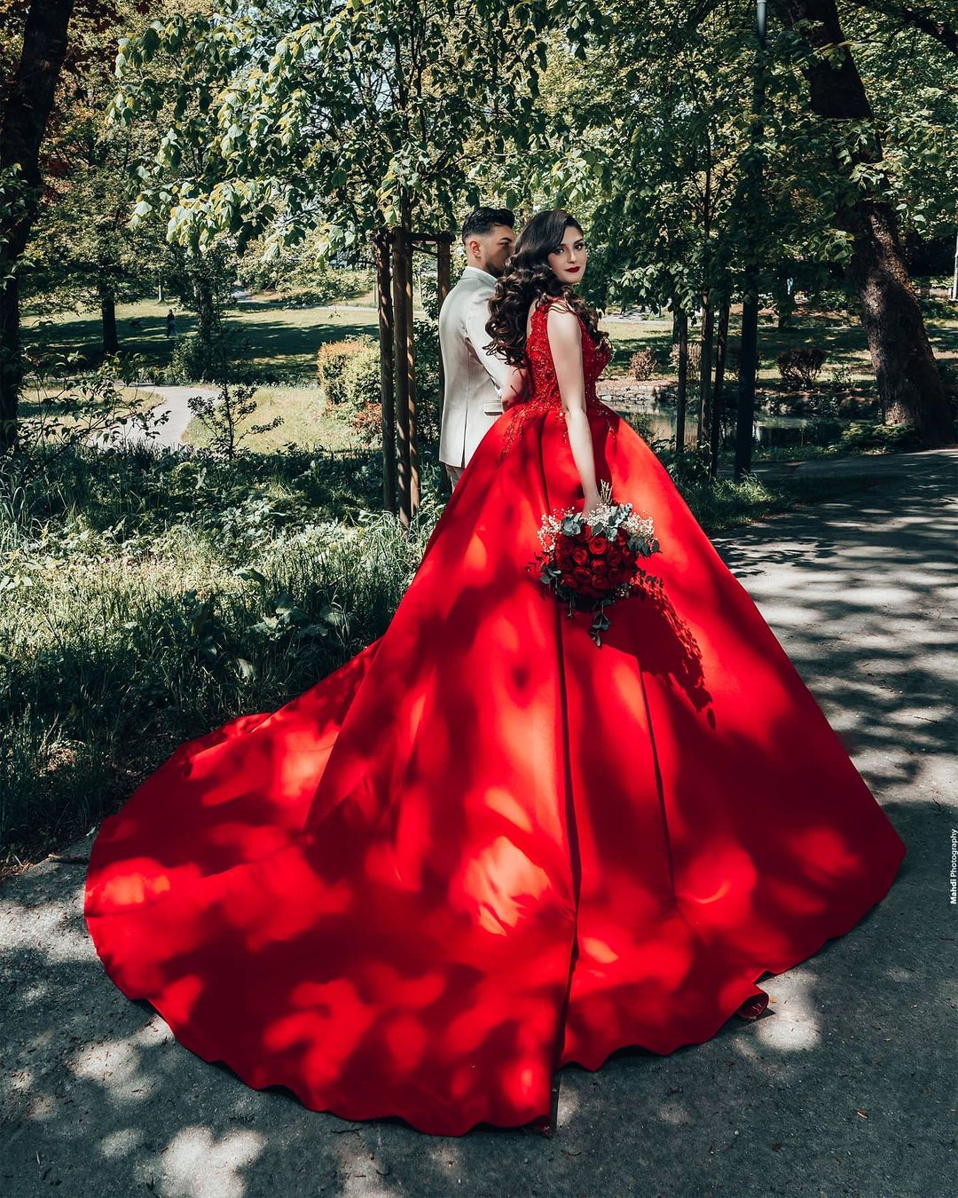 Vestidos de novia de lujo de satén princesa largo con escote en V y encaje